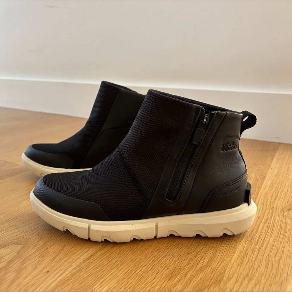 Sorel Explorer II Black Ankle Booties - like new!